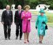 Mardi 17 mai 2011, la reine Elizabeth II, reçue par la présidente Mary MacAleese, entamait une visite de quatre jours en République d'Irlande, dans des conditions de sécurité drastiques, 100 ans après la dernière visite d'un monarque britannique (George V) et en vue de sceller la réconciliation du royaume et de son ancienne colonie. D'où sa tenue aux couleurs du pays hôte.