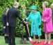 Mardi 17 mai 2011, la reine Elizabeth II entamait une visite de quatre jours en République d'Irlande, dans des conditions de sécurité drastiques, 100 ans après la dernière visite d'un monarque britannique (George V) et en vue de sceller la réconciliation du royaume et de son ancienne colonie. D'où sa tenue aux couleurs du pays hôte.
