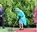 Mardi 17 mai 2011, la reine Elizabeth II entamait une visite de quatre jours en République d'Irlande jalonnée de signes forts de réconciliation, dans des conditions de sécurité drastiques, 100 ans après la dernière visite d'un monarque britannique (George V) et en vue de sceller la réconciliation du royaume et de son ancienne colonie. D'où sa tenue aux couleurs du pays hôte.