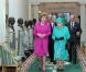 Mardi 17 mai 2011, la reine Elizabeth II entamait une visite de quatre jours en République d'Irlande, dans des conditions de sécurité drastiques, 100 ans après la dernière visite d'un monarque britannique (George V) et en vue de sceller la réconciliation du royaume et de son ancienne colonie. D'où sa tenue aux couleurs du pays hôte.