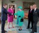 Mardi 17 mai 2011, la reine Elizabeth II entamait une visite de quatre jours en République d'Irlande, dans des conditions de sécurité drastiques, 100 ans après la dernière visite d'un monarque britannique (George V) et en vue de sceller la réconciliation du royaume et de son ancienne colonie. D'où sa tenue aux couleurs du pays hôte.
