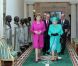 Mardi 17 mai 2011, la reine Elizabeth II entamait une visite de quatre jours en République d'Irlande, dans des conditions de sécurité drastiques, 100 ans après la dernière visite d'un monarque britannique (George V) et en vue de sceller la réconciliation du royaume et de son ancienne colonie. D'où sa tenue aux couleurs du pays hôte.