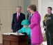 Mardi 17 mai 2011, la reine Elizabeth II entamait une visite de quatre jours en République d'Irlande, dans des conditions de sécurité drastiques, 100 ans après la dernière visite d'un monarque britannique (George V) et en vue de sceller la réconciliation du royaume et de son ancienne colonie. D'où sa tenue aux couleurs du pays hôte.