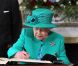 Mardi 17 mai 2011, la reine Elizabeth II entamait une visite de quatre jours en République d'Irlande, dans des conditions de sécurité drastiques, 100 ans après la dernière visite d'un monarque britannique (George V) et en vue de sceller la réconciliation du royaume et de son ancienne colonie. D'où sa tenue aux couleurs du pays hôte.
