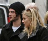 Sienna Miller et Tom Sturridge avant qu\'ils ne tombent amoureux, à New York, le 11 octobre 2009.