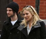 Sienna Miller et Tom Sturridge avant qu\'ils ne tombent amoureux, à New York, le 11 octobre 2009.