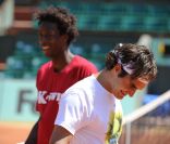 Le 17 mai 2011, Gaël Monfils et Roger Federer à l'échauffement à la Porte d'Auteuil. 