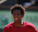 Le 17 mai 2011, Gaël Monfils à l'échauffement à la Porte d'Auteuil.