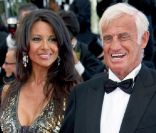 Jean-Paul Belmondo et Barbara Gandolfi, lors du 64e festival de Cannes. La manifestation rend hommage au grand artiste, avec la projection d'un documentaire qui lui est consacré. 