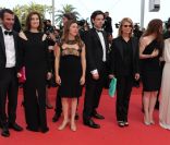 Nicole Garcia accompagnée d'Emmanuelle Bedos, de Benjamin Biolay et de l'équipe du film  Pourquoi tu pleures ?  lors de la montée des marches du film La Piel que habito de Pedro Almodovar en compétition pour la palme d'or lors du 64e Festival de Cannes le jeudi 19 mai 2011