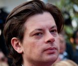 Benjamin Biolay lors de la montée des marches du film La Piel que habito de Pedro Almodovar en compétition pour la palme d'or lors du 64e Festival de Cannes le jeudi 19 mai 2011
