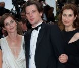 Emmanuelle Devos et Benjamin Biolay lors de la montée des marches du film La Piel que habito de Pedro Almodovar en compétition pour la palme d'or lors du 64e Festival de Cannes le jeudi 19 mai 2011