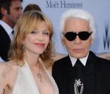 Courtney Love pose avec Karl Lagerfeld lors du gala de l'amfAR au Cap d'Antibes le 19 mai 2011