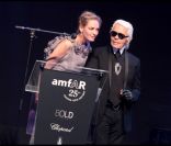 Uma Thurman et Karl Lagerfeld lors du gala de l'amfAR au Cap d'Antibes le 19 mai 2011