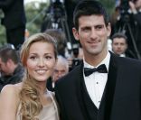 Le tennisman Novak Djokovic et sa délicate compagne, Jelena Ristic étaient à Cannes pour The Beaver, le 17 mai 2011. Encore un couple bien élégant. 