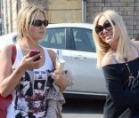 Ornella Muti et sa fille Carolina Rivelli arrivant à Rome le 19 mai 2011.