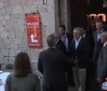 Robert de Niro arrive sur la place dela Castre pour déguster  l'aïoli offert par le maire de Cannes, le 20 mai 2011.