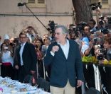 Robert de Niro et Jude Law ont bien déjeuné vendredi 20 mai avec un aïoli exécuté dans la tradition !