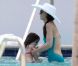 Katie Holmes et la petite Suri s'amusent dans la piscine d'un hôtel de Miami le 16 mai 2011
