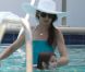 Katie Holmes et la petite Suri s'amusent dans la piscine d'un hôtel de Miami le 16 mai 2011