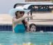 Katie Holmes et la petite Suri s'amusent dans la piscine d'un hôtel de Miami le 16 mai 2011