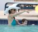 Katie Holmes et la petite Suri s'amusent dans la piscine d'un hôtel de Miami le 16 mai 2011