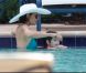 Katie Holmes et la petite Suri s'amusent dans la piscine d'un hôtel de Miami le 16 mai 2011