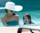 Katie Holmes et la petite Suri s'amusent dans la piscine d'un hôtel de Miami le 16 mai 2011