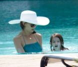Katie Holmes et la petite Suri s'amusent dans la piscine d'un hôtel de Miami le 16 mai 2011