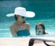 Katie Holmes et la petite Suri s'amusent dans la piscine d'un hôtel de Miami le 16 mai 2011