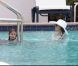 Katie Holmes et la petite Suri s'amusent dans la piscine d'un hôtel de Miami le 16 mai 2011