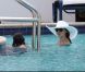 Katie Holmes et la petite Suri s'amusent dans la piscine d'un hôtel de Miami le 16 mai 2011