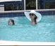 Katie Holmes et la petite Suri s'amusent dans la piscine d'un hôtel de Miami le 16 mai 2011