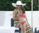 Katie Holmes et la petite Suri s'amusent dans la piscine d'un hôtel de Miami le 16 mai 2011