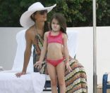 Katie Holmes et sa chipie Suri profitent de la piscine d'un hôtel à Miami, le 16 mai 2011