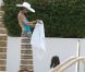 Katie Holmes et la petite Suri s'amusent dans la piscine d'un hôtel de Miami le 16 mai 2011