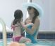 Katie Holmes et la petite Suri s'amusent dans la piscine d'un hôtel de Miami le 16 mai 2011