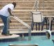 Katie Holmes et la petite Suri s'amusent dans la piscine d'un hôtel de Miami le 16 mai 2011