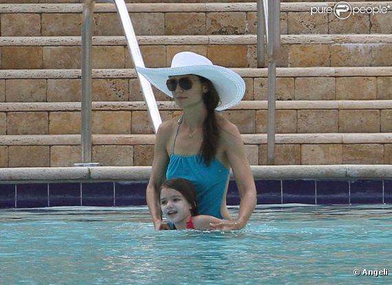 Katie Holmes et la petite Suri se détendent dans une piscine à Miami le 15 mai 2011 pendant que Tom Cruise travaille !