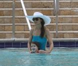 Katie Holmes et la petite Suri se détendent dans une piscine à Miami le 15 mai 2011 pendant que Tom Cruise travaille !<br />