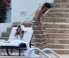 Katie Holmes et la petite Suri se détendent dans une piscine à Miami le 16 mai 2011