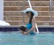 Katie Holmes et la petite Suri se détendent dans une piscine à Miami le 16 mai 2011