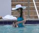 Katie Holmes et la petite Suri se détendent dans une piscine à Miami le 16 mai 2011