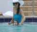 Katie Holmes et la petite Suri se détendent dans une piscine à Miami le 16 mai 2011