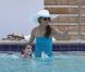 Katie Holmes et la petite Suri se détendent dans une piscine à Miami le 16 mai 2011