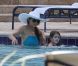 Katie Holmes et la petite Suri se détendent dans une piscine à Miami le 16 mai 2011