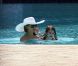 Katie Holmes et la petite Suri s'amusent dans la piscine d'un hôtel de Miami le 16 mai 2011