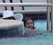 Katie Holmes et la petite Suri se détendent dans une piscine à Miami le 16 mai 2011
