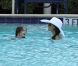 Katie Holmes et la petite Suri se détendent dans une piscine à Miami le 16 mai 2011