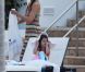 Katie Holmes et la petite Suri se détendent dans une piscine à Miami le 16 mai 2011
